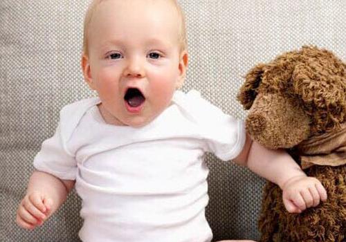 宝宝为什么容易打嗝（婴儿为什么那么容易打嗝）