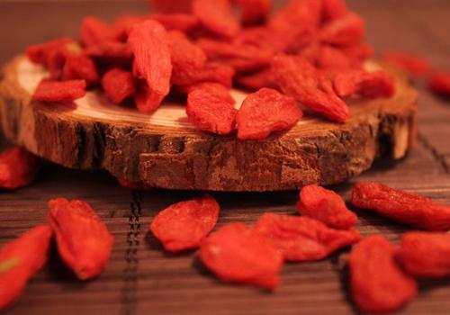 枸杞跟什么东西一起吃效果好(枸杞子和什么一起吃效果好)