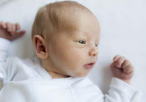 新生儿打嗝可以平躺吗（新生儿打嗝可以平躺吗）