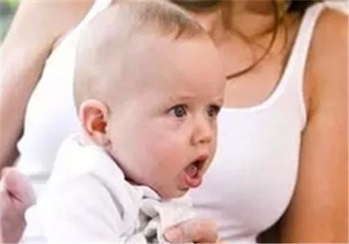 宝宝打嗝怎么办 出生一天的宝宝打嗝怎么办