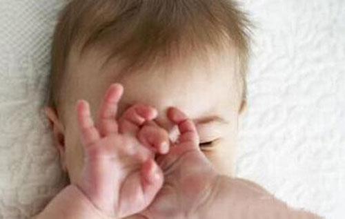 宝宝眼屎多的原因 宝宝眼屎多的原因有哪些