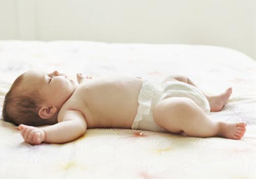 为什么宝宝睡觉总喜欢翻来覆去（为什么宝宝睡觉总喜欢翻来覆去睡不踏实）