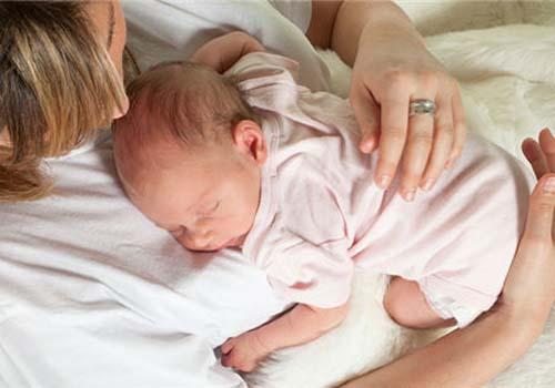 新生儿老打嗝是什么原因 新生儿老打嗝是什么原因怎么解决