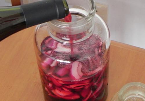 洋葱泡红酒有什么作用 洋葱泡红酒注意事项