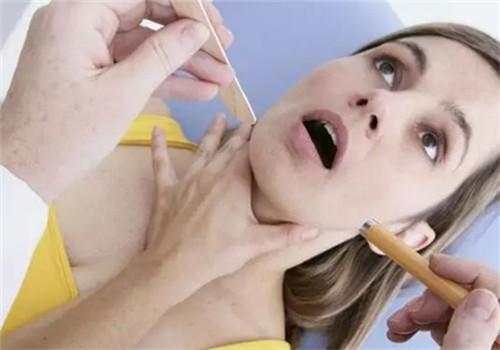 被鱼刺卡在喉咙怎么办（被鱼刺卡在喉咙怎么办啊）