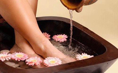 什么人不能泡脚（泡脚的禁忌 什么人不能泡脚）