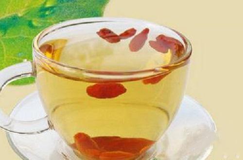 黄芪枸杞泡水喝的功效（黄芪枸杞泡水喝的功效与副作用）