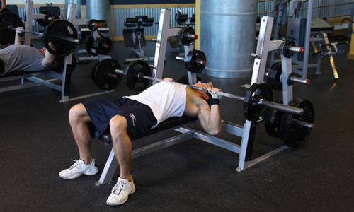 卧推呼吸的正确方法（做卧推时怎么呼吸）