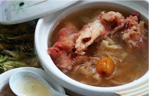 喉咙上火喝什么汤(喉咙上火喝什么汤好得快)