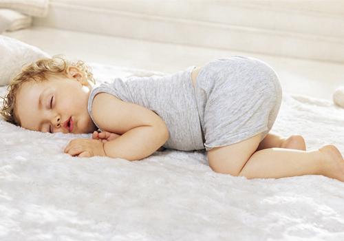 宝宝咳嗽有痰睡觉喉咙呼呼响（宝宝咳嗽有痰睡觉喉咙呼呼响是寒咳还是热咳）