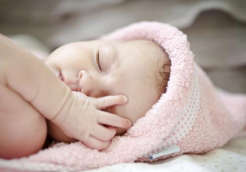 宝宝入睡前很焦躁怎么办（婴儿入睡前很烦躁）