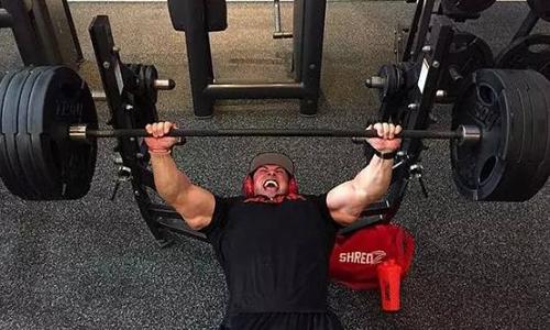 卧推140公斤什么水平 卧推140kg什么水平