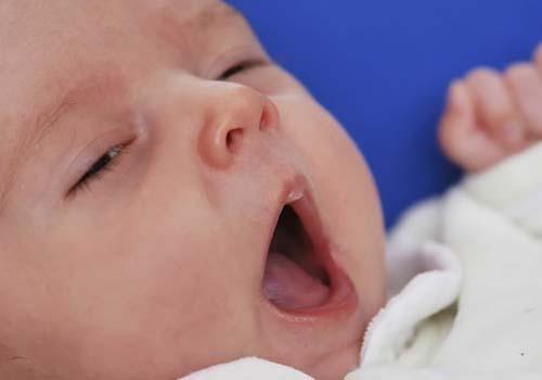 新生儿一打嗝就吐奶怎么回事（新生儿一打嗝就吐奶怎么回事儿）