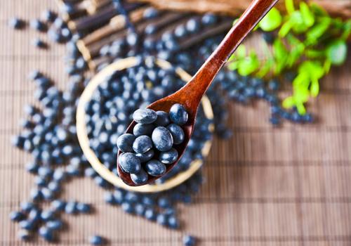 女生唇毛重吃什么好 多吃豆类可淡化