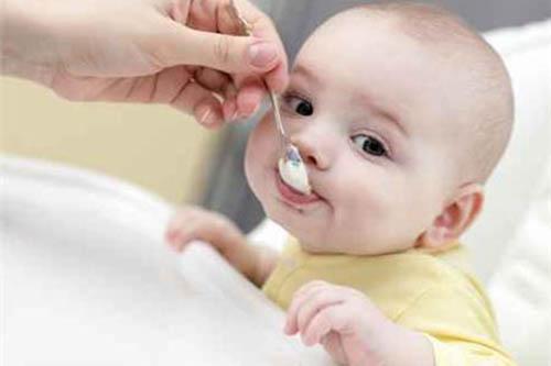 宝宝吐奶怎么办(小孩吐奶怎么办最有效方法)