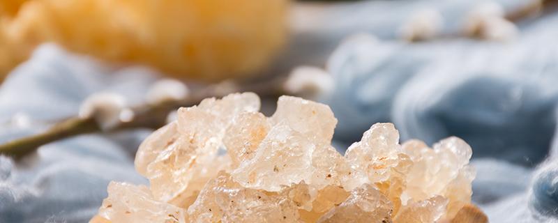 雪燕闻起来有一股酸味正常吗 雪燕闻起来有股酸的味道