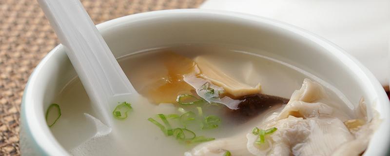 老母鸡煲汤放什么食材(秋天老母鸡煲汤放什么食材)