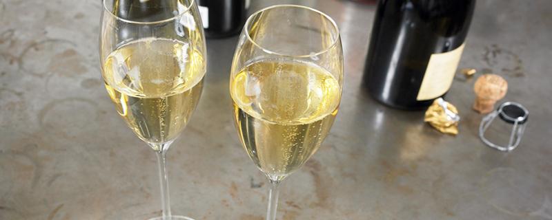 白葡萄酒可以做热红酒吗（白葡萄酒可以做热红酒吗怎么做）