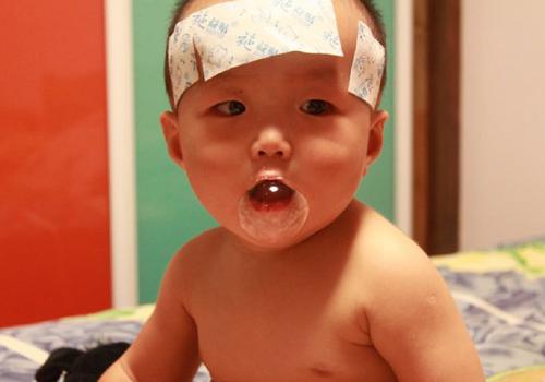 宝宝为什么老是吐泡泡（小宝宝为什么老是吐泡泡）