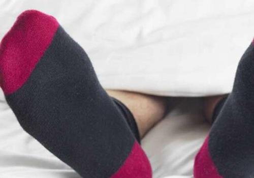 冬天睡觉脚冷怎么办（冬天睡觉脚发冷）