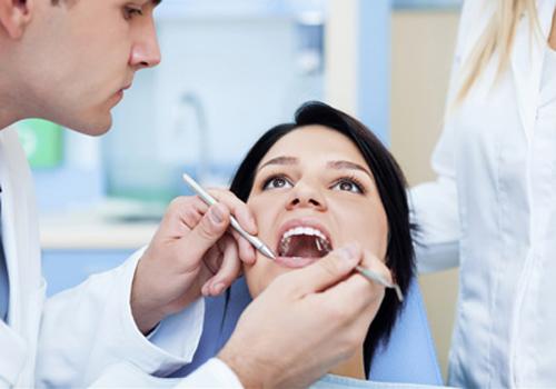 喉咙有异物怎么取出来 喉咙有异物怎么取出来图片