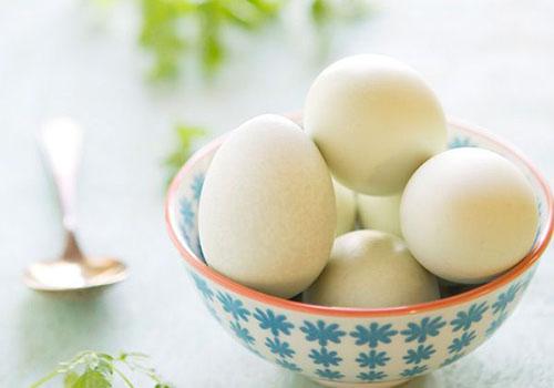 咸鸡蛋发霉了还能吃吗（发霉的咸鸡蛋可以吃吗）