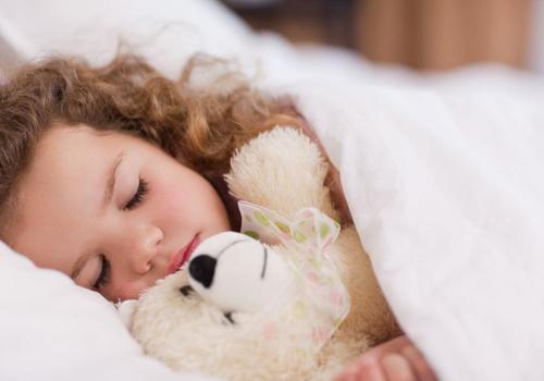 宝宝睡觉要注意的问题（宝宝睡觉要注意的问题）