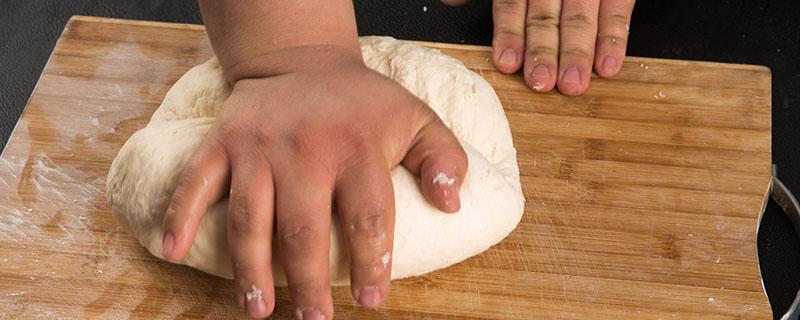 馅饼面怎么和面才松软 圆葱猪肉馅饼面怎么和面才松软