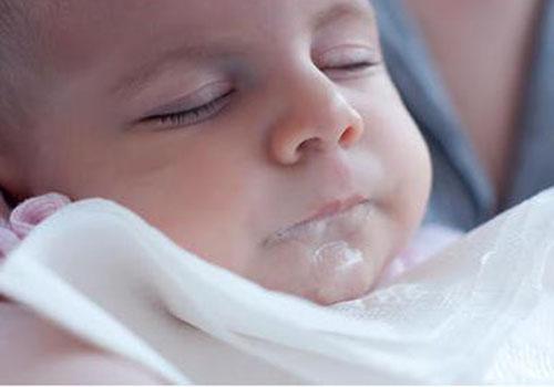 宝宝吐奶怎么办 宝宝吐奶怎么办?