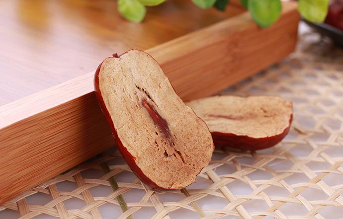 红枣泡茶的好处是什么 红枣泡茶的好处是什么呢