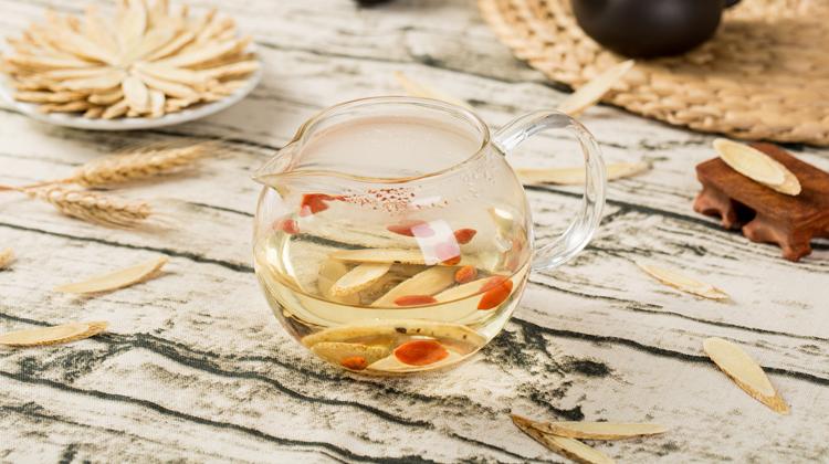 黄芪桂圆干泡水的功效（黄芪桂圆干泡水的功效与作用）