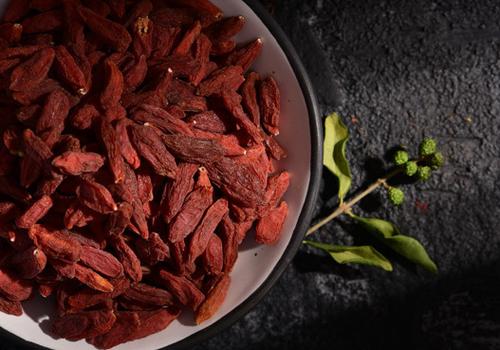 枸杞和什么一起泡水喝最好 秋天枸杞和什么一起泡水喝最好