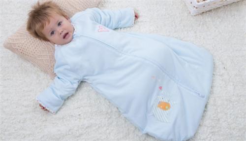 冬天宝宝睡觉 冬天宝宝睡觉胳膊露外面会受凉吗