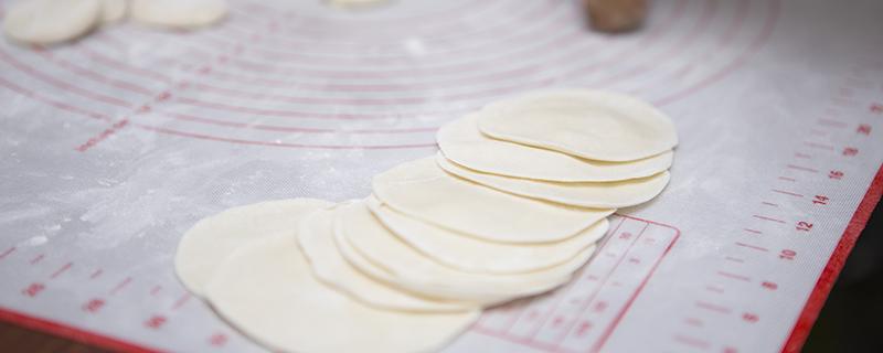 饺子皮葱油饼的做法（饺子皮葱油饼的做法懒饭）