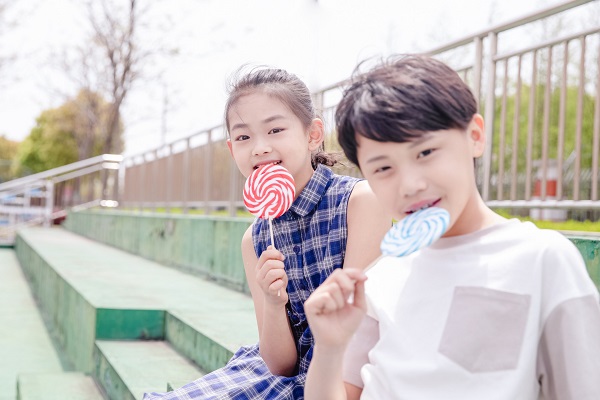 孩子被小伙伴排挤怎么办 如何开导被排挤的孩子