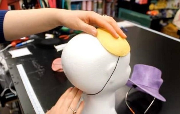 戴帽子不掉的窍门  戴帽子刮风如何不掉