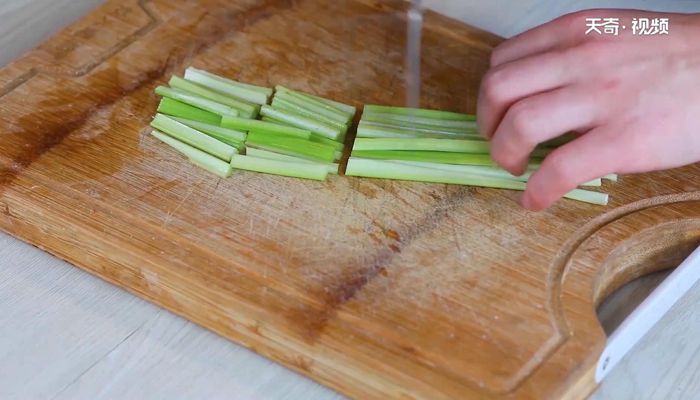 芹菜炒藕丝的做法  芹菜炒藕丝怎么做