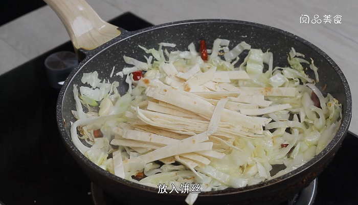 圆白菜炒饼的做法是什么   圆白菜炒饼怎么做