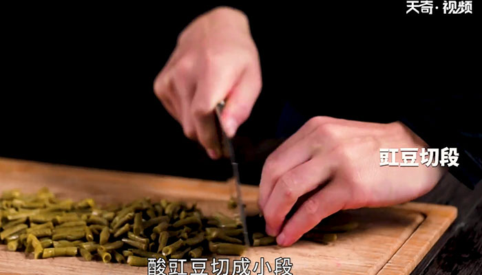 酸豆角焖小公鸡怎么做  酸豆角焖小公鸡的做法