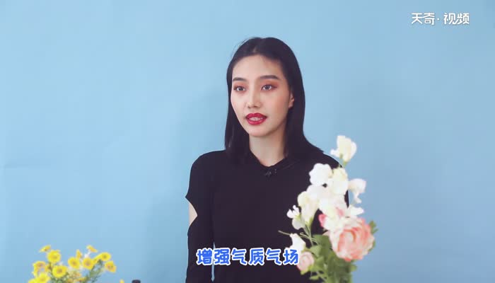 灰色裤子配什么上衣 灰色裤子的搭配方法