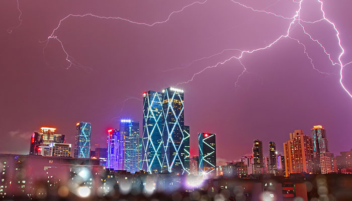 为什么下雨会打雷和闪电 下雨会打雷和闪电的原因