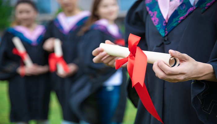 学士服有刘海帽子怎么戴 学士服帽子正确戴法 