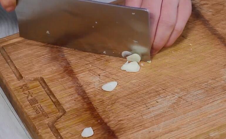 清炒茭白木耳的做法 清炒茭白木耳怎么做