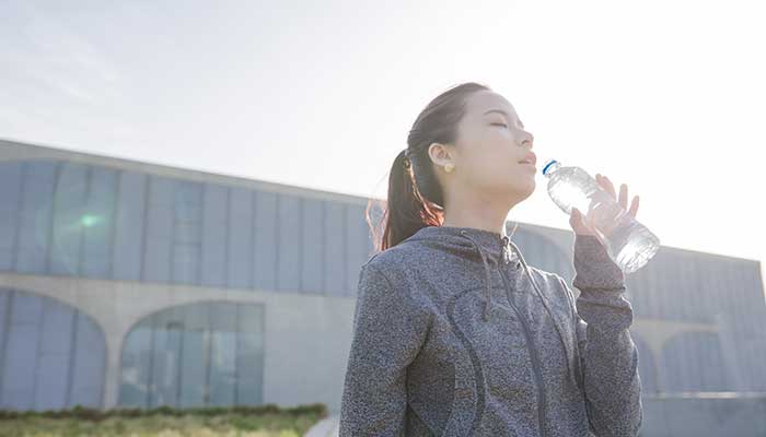 矿泉水和白开水的区别 喝矿泉水和白开水哪个好