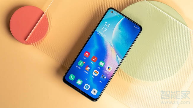 opporeno5k是曲面屏吗