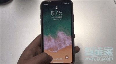 iphone11锁屏状况下怎么打开手电筒