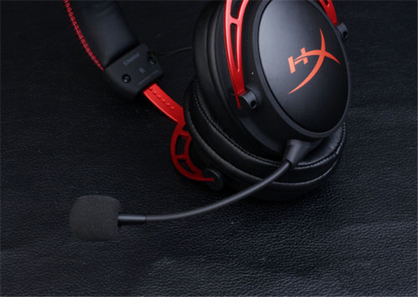 HyperX Cloud Alpha连接电脑时有静电噪音怎么办