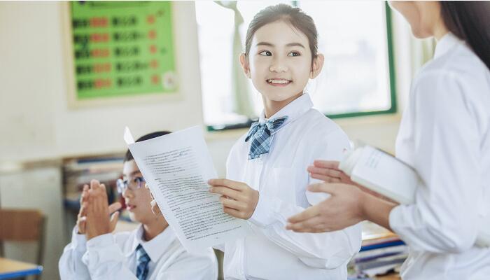 叶圣陶先生二三事从哪两个方面来写叶圣陶 叶圣陶先生二三事从哪些方面来写叶圣陶