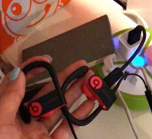 Powerbeats3耳机怎么充电