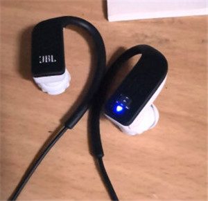 JBL Grip500耳机怎么检查电量